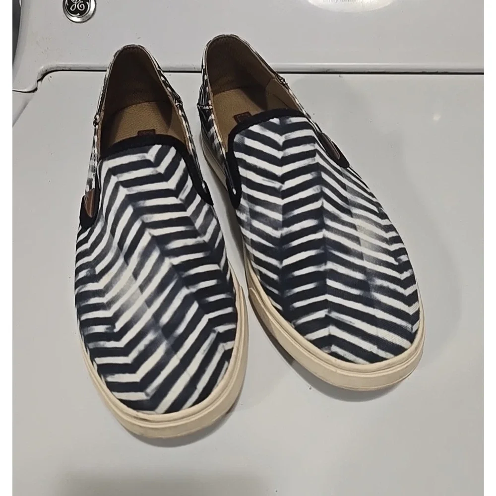 OluKai Pehuea Pa’i Blue Chevron Canvas Slip On Comfort Shoes Womans Size‎ 6.5